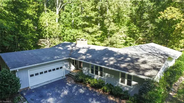 7714 Whitaker DR, Summerfield, NC 27358