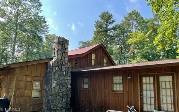 1600 Log Cabin LN, East Bend, NC 27018