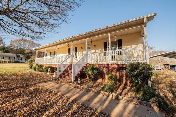 118 Village LN, Lexington, NC 27292
