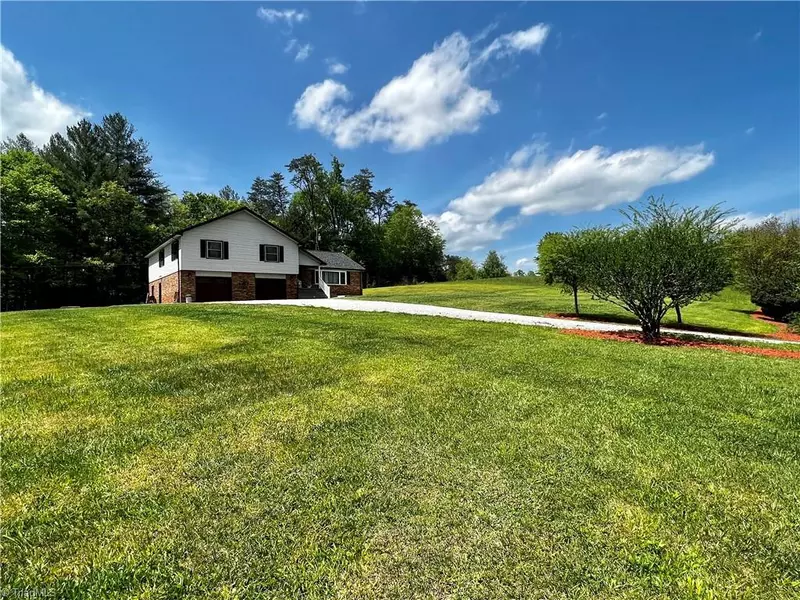 702 Huffman River LN, Purlear, NC 28665