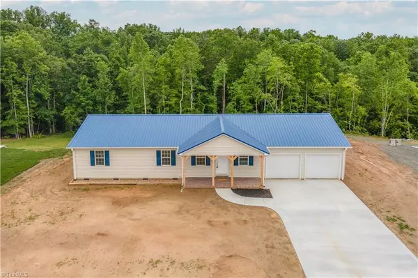 1071 Mahaney LN, Yadkinville, NC 27055