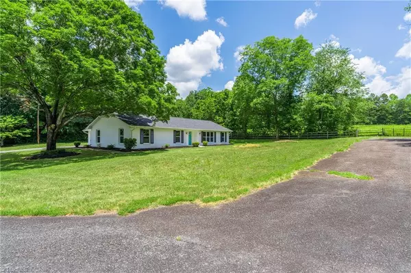 2295 Innsbruck LN, Pfafftown, NC 27040