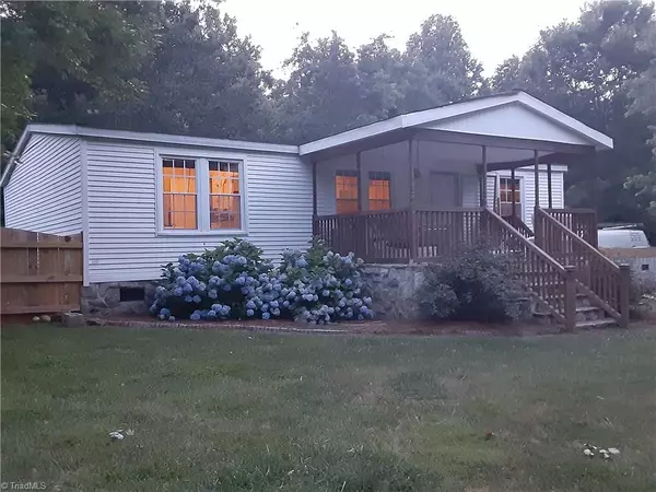 1021 Midway DR, Yadkinville, NC 27055