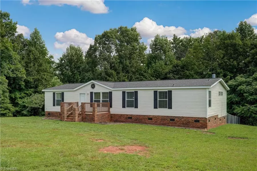 1057 Maplewood DR, Walnut Cove, NC 27052