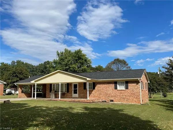 1008 Windsor AVE, Yadkinville, NC 27055