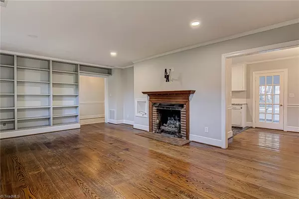 Winston Salem, NC 27104,2001 Colonial PL