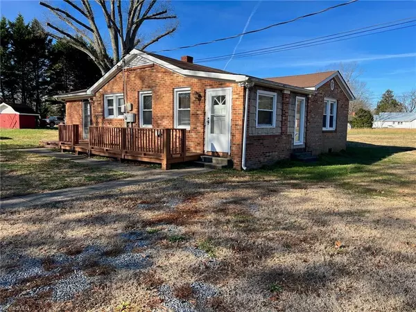 317 W Lee AVE, Yadkinville, NC 27055