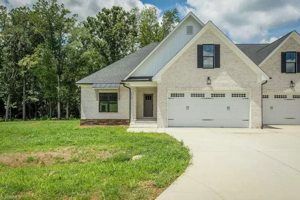 7014 Westfield Village CIR, Summerfield, NC 27358