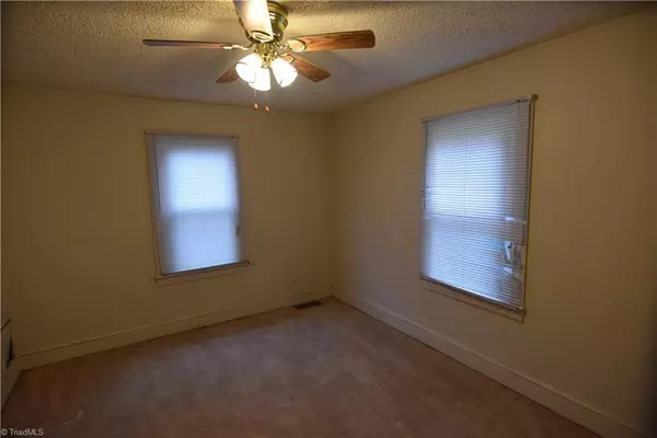 Winston Salem, NC 27107,1975 Bloomfield DR