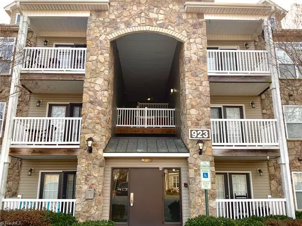 923 Windcastle LN #305, Winston Salem, NC 27105