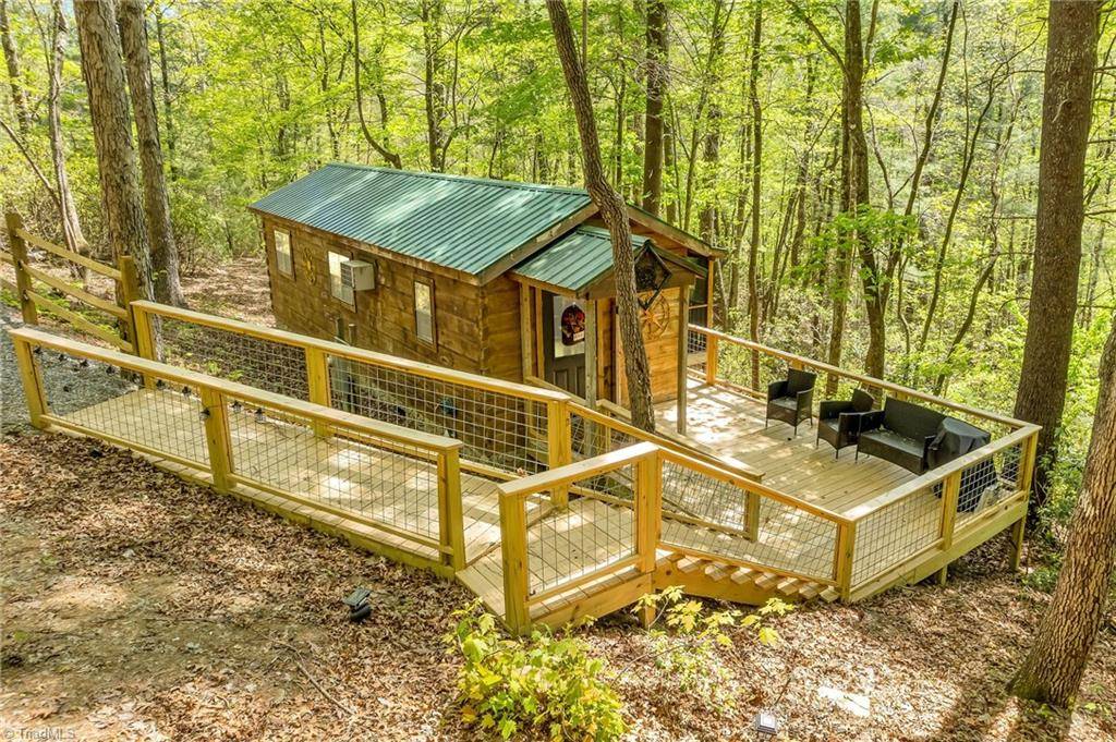 157 Wolf TRL, Mcgrady, NC 28649