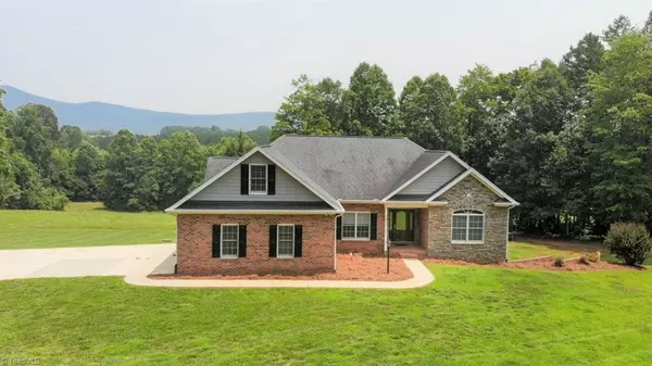 1086 Stonehead LN, Pinnacle, NC 27043