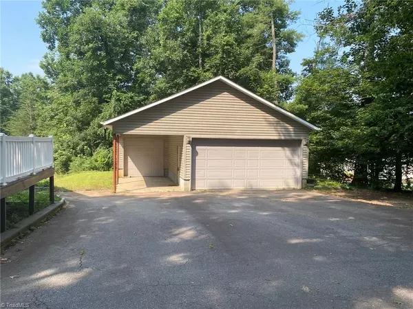 Wilkesboro, NC 28697,323 Pondview DR