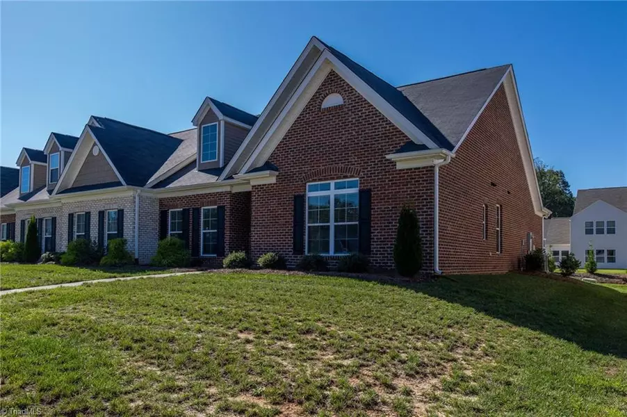 1442 Crestlawn TRL, Pfafftown, NC 27040