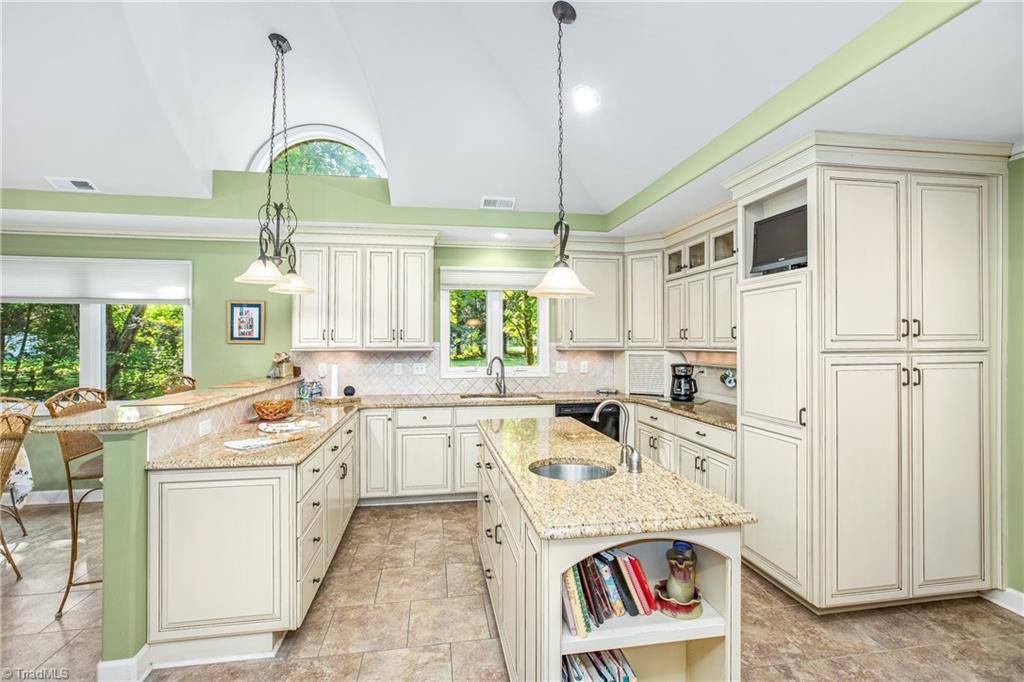 1005 Longreen DR, Kernersville, NC 27284