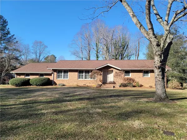 702 Fairidge DR, Jamestown, NC 27282