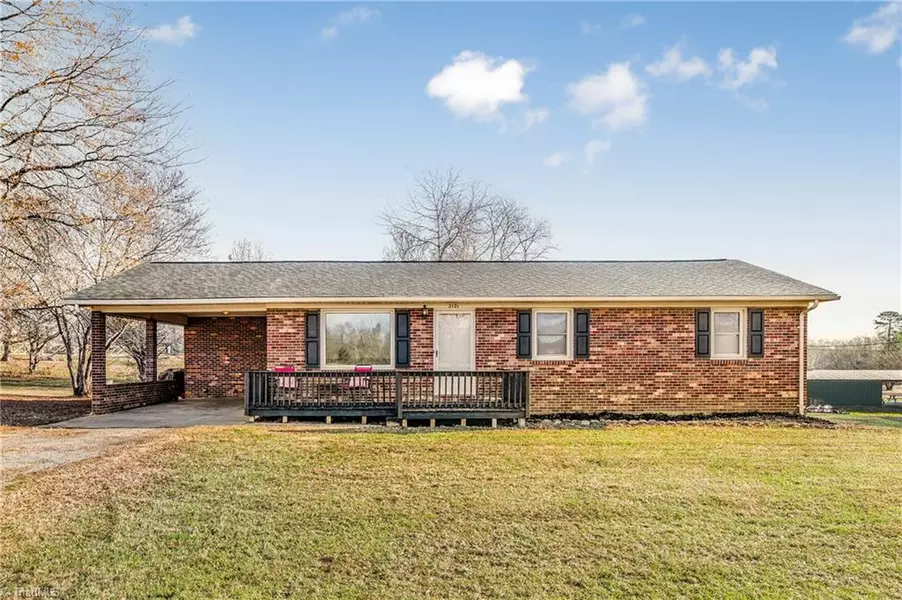 2121 Ray LN, Yadkinville, NC 27055