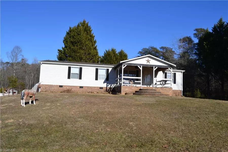 443 Beacon LN, Mount Airy, NC 27030