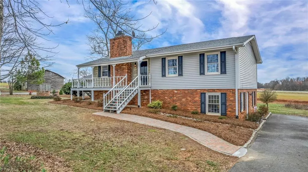 1027 Hobbie Horse LN, Boonville, NC 27011