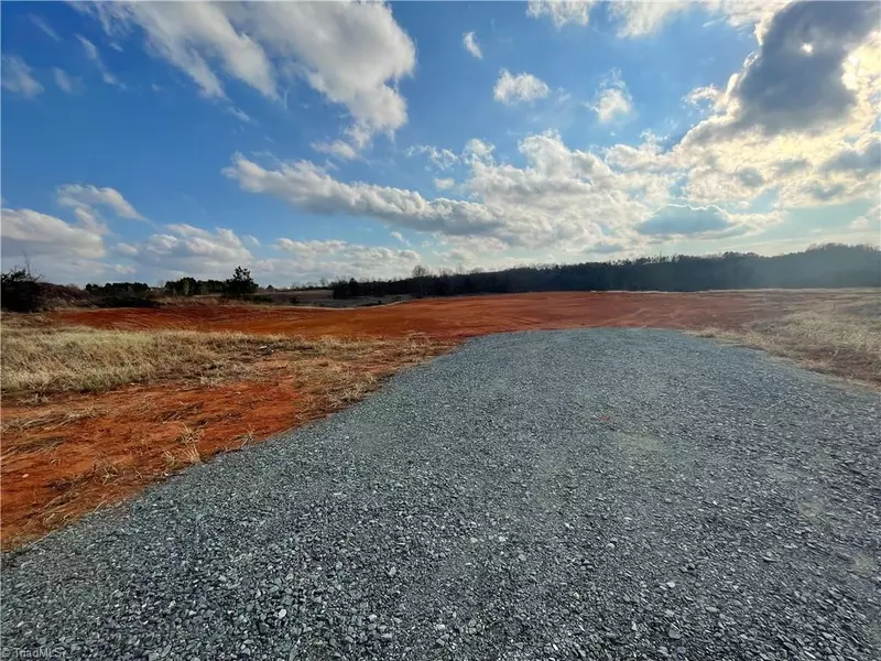 4.3 Ac Newsome RD, King, NC 27021