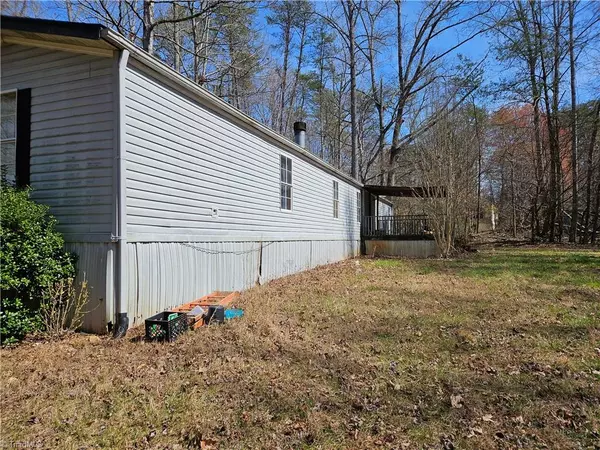 King, NC 27021,1095 Oak View DR