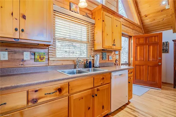 Austinville, VA 24312,3184 Loafers Rest RD