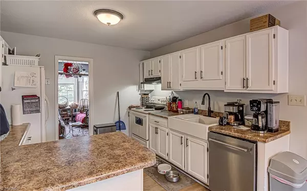 9305 Smoke Hollow RD Kernersville, NC 27284