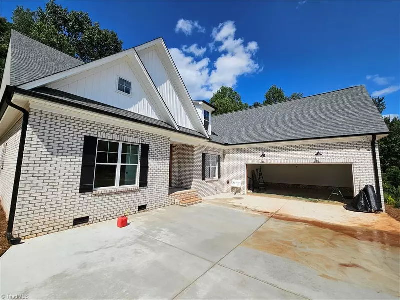 169 Glen Brooke LN, King, NC 27021