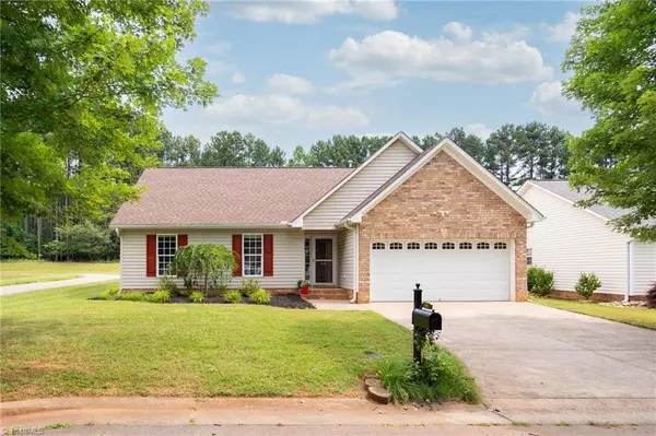 1567 Crestlawn TRL, Pfafftown, NC 27040