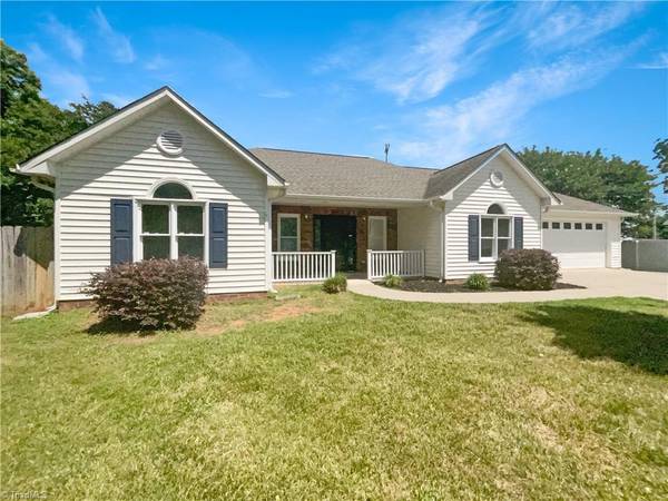 105 Stonburg RD, Clemmons, NC 27012