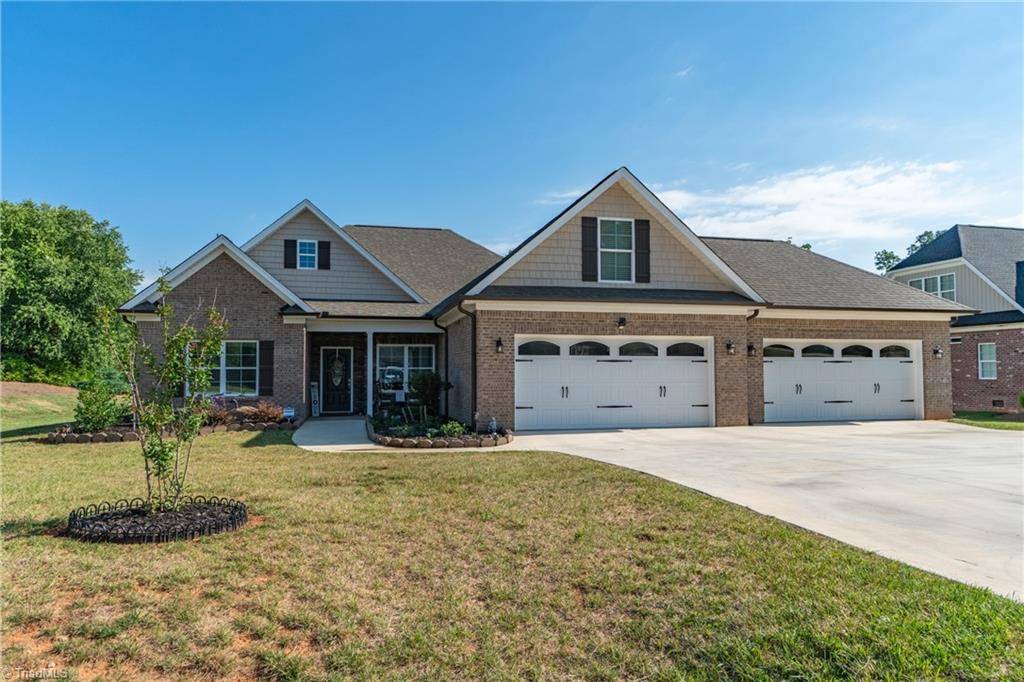 6482 Planters PL, Thomasville, NC 27360
