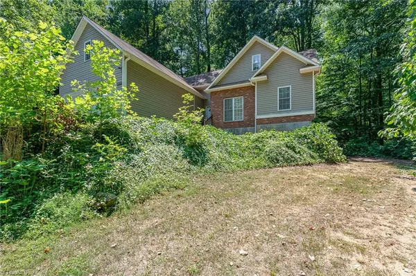 Winston-salem, NC 27107,2430 Meadowpark LN