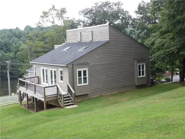 Roaring Gap, NC 28668,30 Village RD