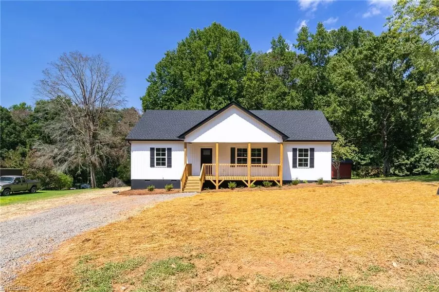 3341 Brookfield LN, Yadkinville, NC 27055