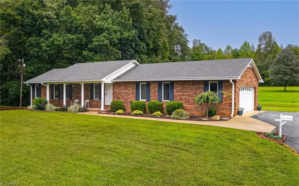 515 Backwoods LN, Colfax, NC 27235