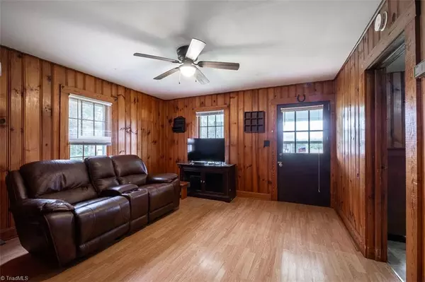 Elkin, NC 28621,383 Murray RD