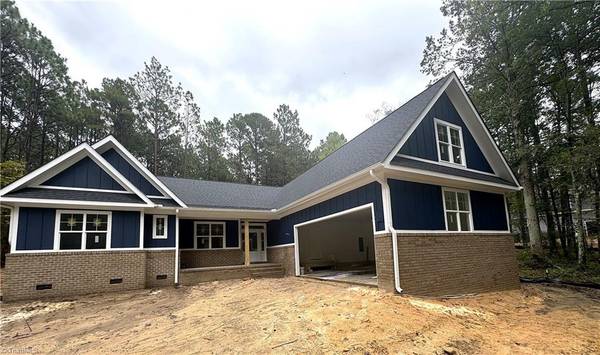 504 Longleaf DR, West End, NC 27376