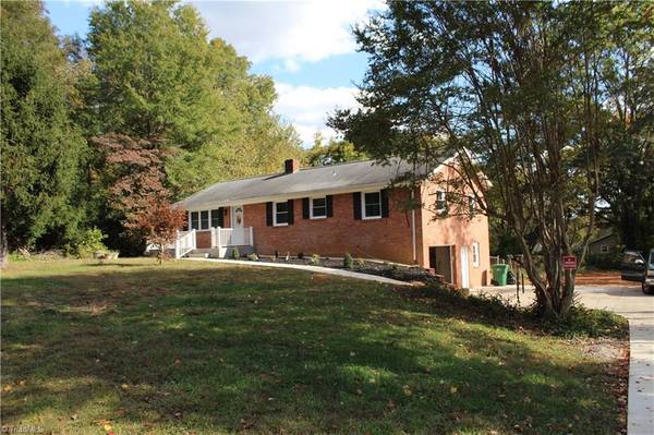 5910 Yadkinville RD, Pfafftown, NC 27040