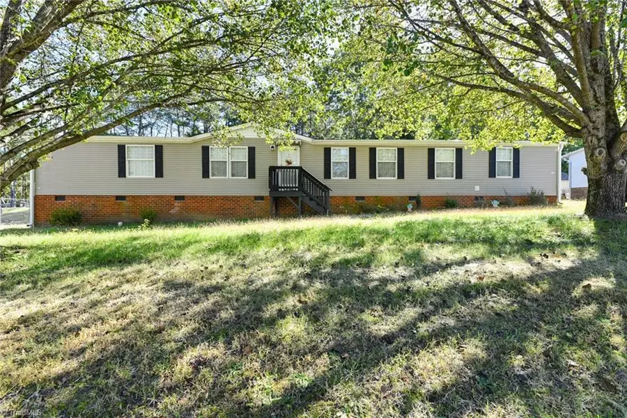 4702 Belgian CT, Mcleansville, NC 27301