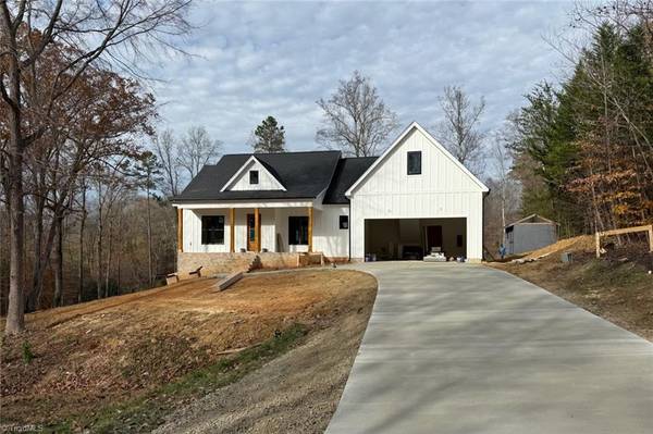 2765 Lori LN, Yadkinville, NC 27055