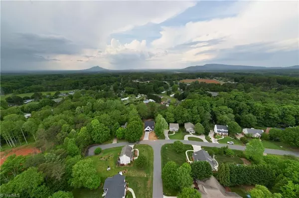 King, NC 27021,400 Cotswold LN