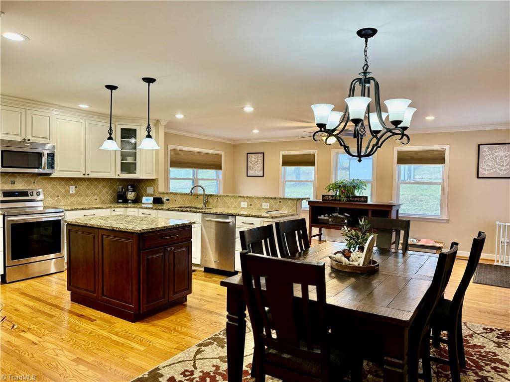 King, NC 27021,106 Ridgeview DR