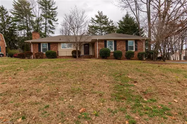 2 Great Castle CT, Greensboro, NC 27455