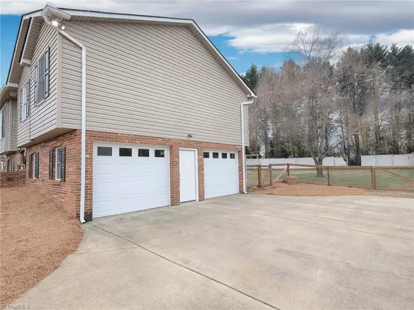 Yadkinville, NC 27055,216 Pierce LN