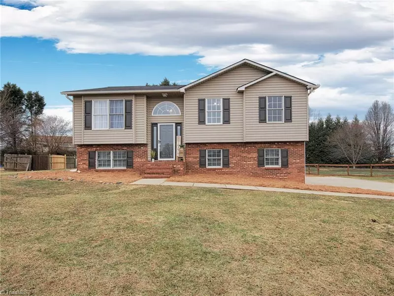 216 Pierce LN, Yadkinville, NC 27055