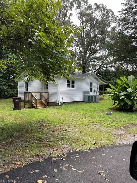 129 Walnut ST, Yadkinville, NC 27055