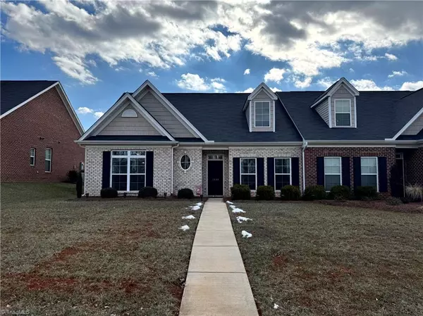 1446 Crestlawn TRL, Pfafftown, NC 27040