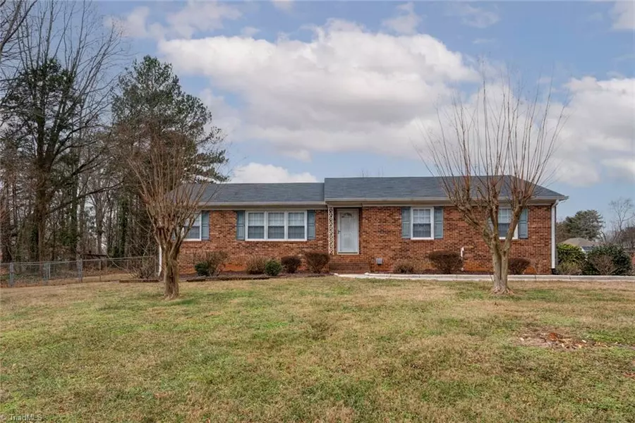 3010 Wonderwood DR, Winston-salem, NC 27103