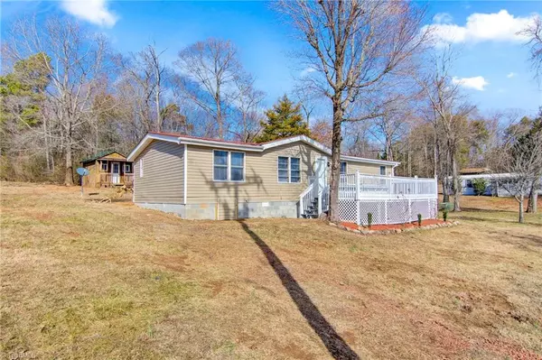 3524 Old US Highway 421 W, Yadkinville, NC 27055