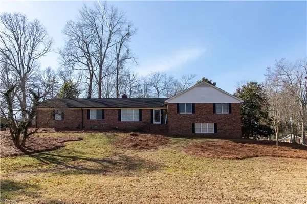 911 Wimbledon PL, High Point, NC 27262